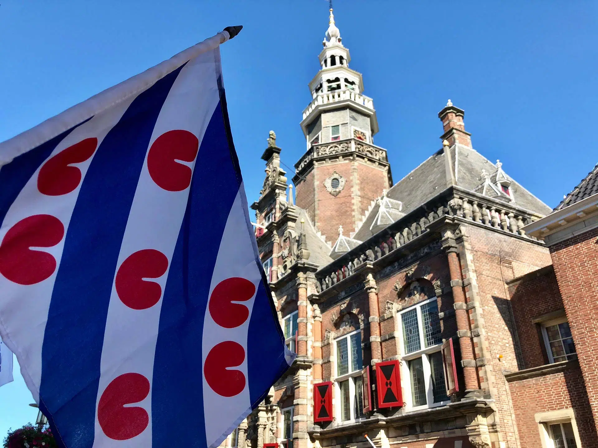 friesland subsidie met vlag en kerktoren