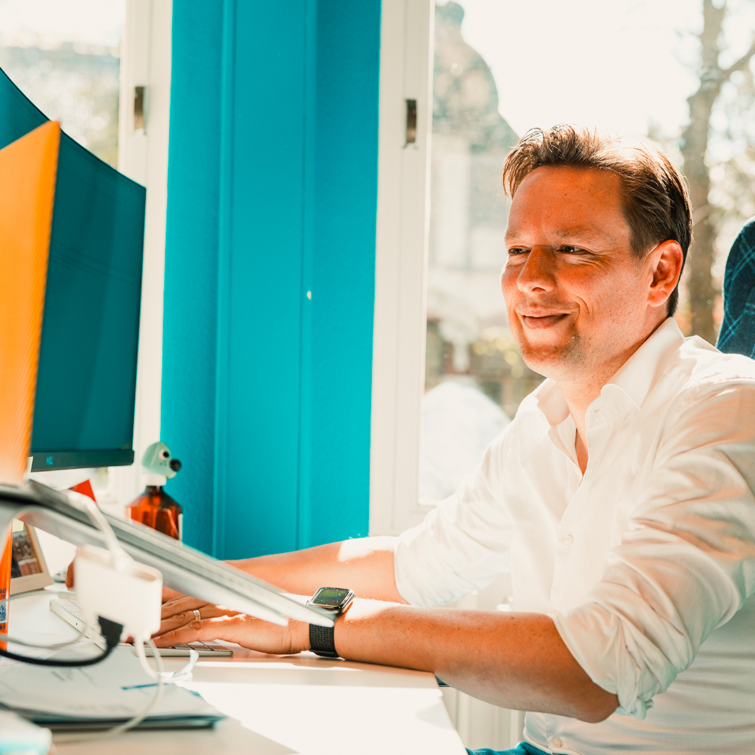 Arnoud aan het werk achter zijn bureau in 1x1 formaat