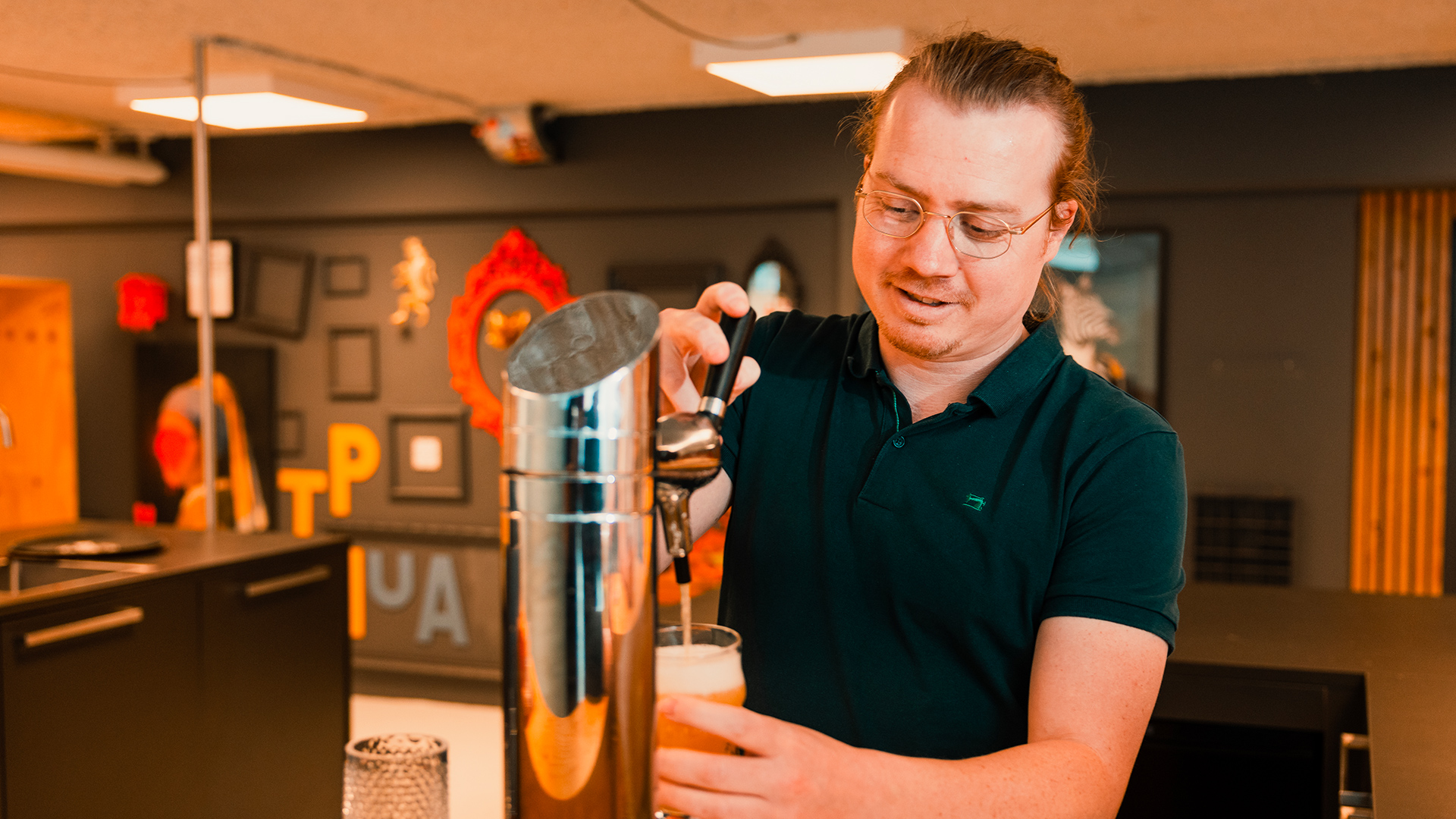 Niels tapt een biertje in de kelder